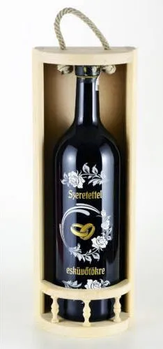 Cabernet Sauvignon-nal töltött homokfúvott, festett palack "Szeretettel esküvõtökre" felirattal