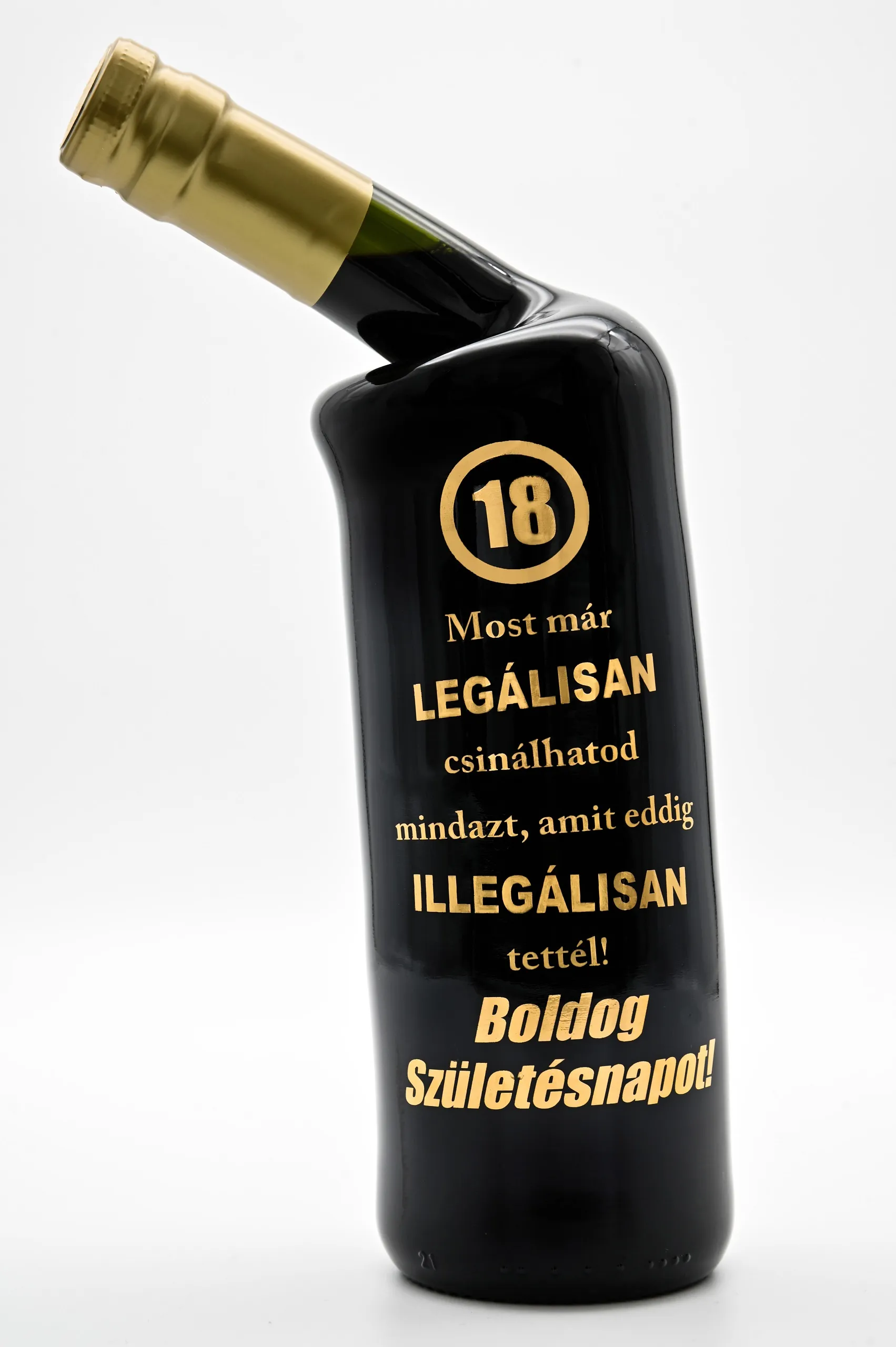 Cabernet Sauvignon ferdenyakú palack "18. születésnap" vicces felirattal
