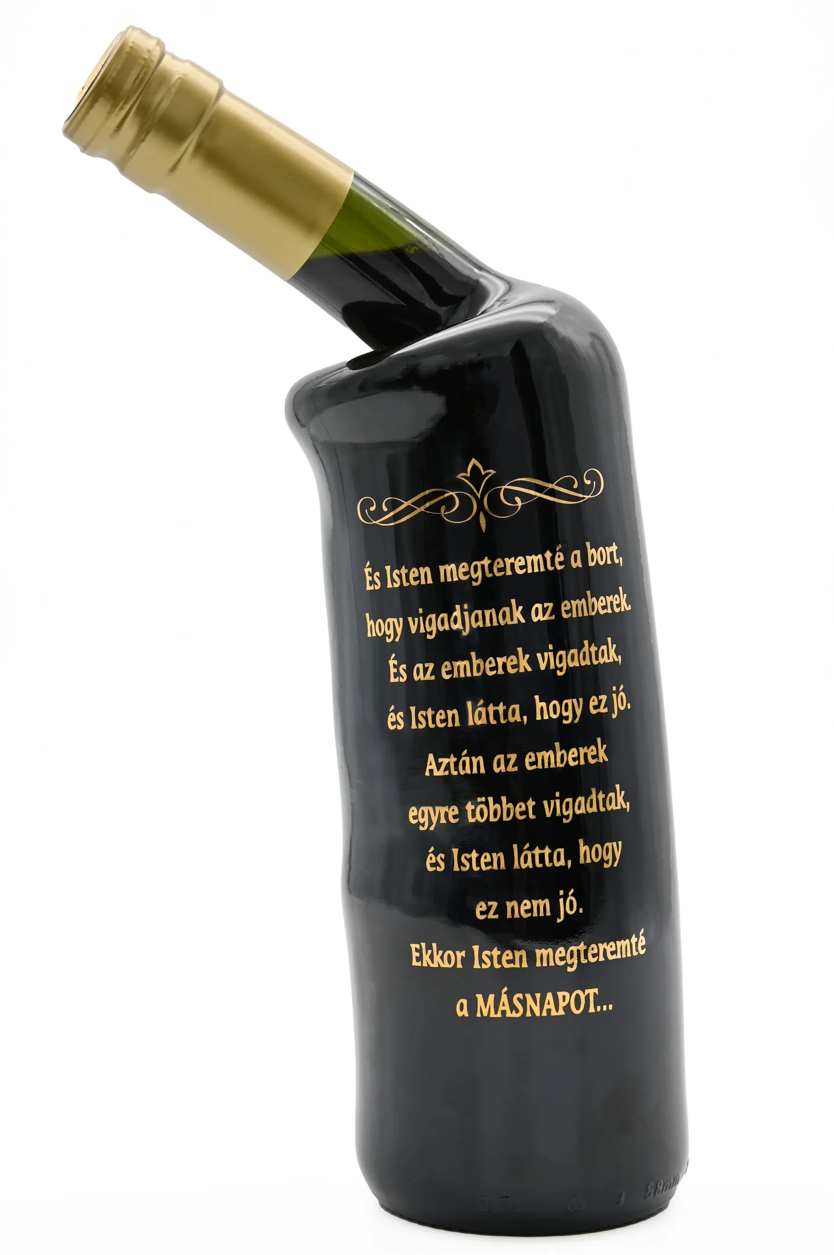 Cabernet Sauvignon ferdenyakú palack tréfás felirattal "És Isten megteremté a bort.."